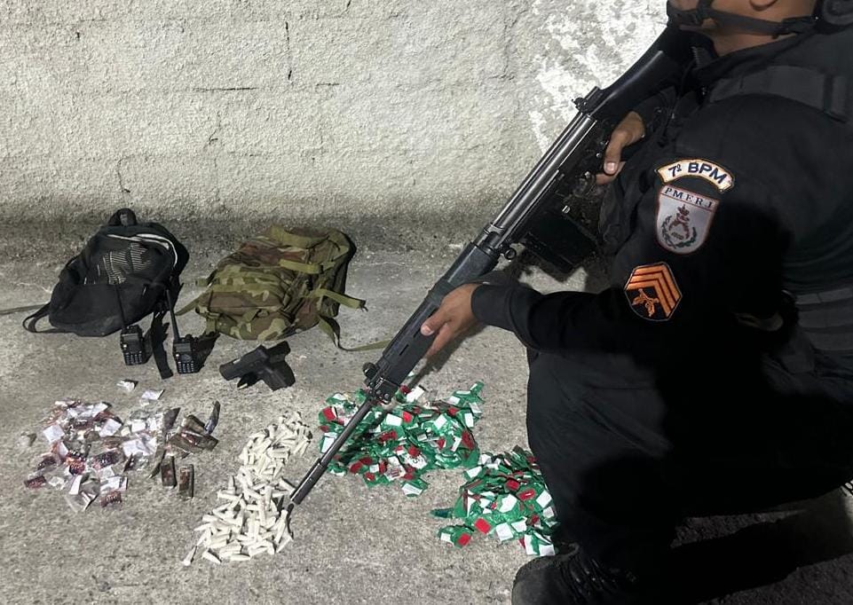 Policiais do 7º BPM prendem suspeito e apreendem drogas e arma na Comunidade da Nova Grécia 